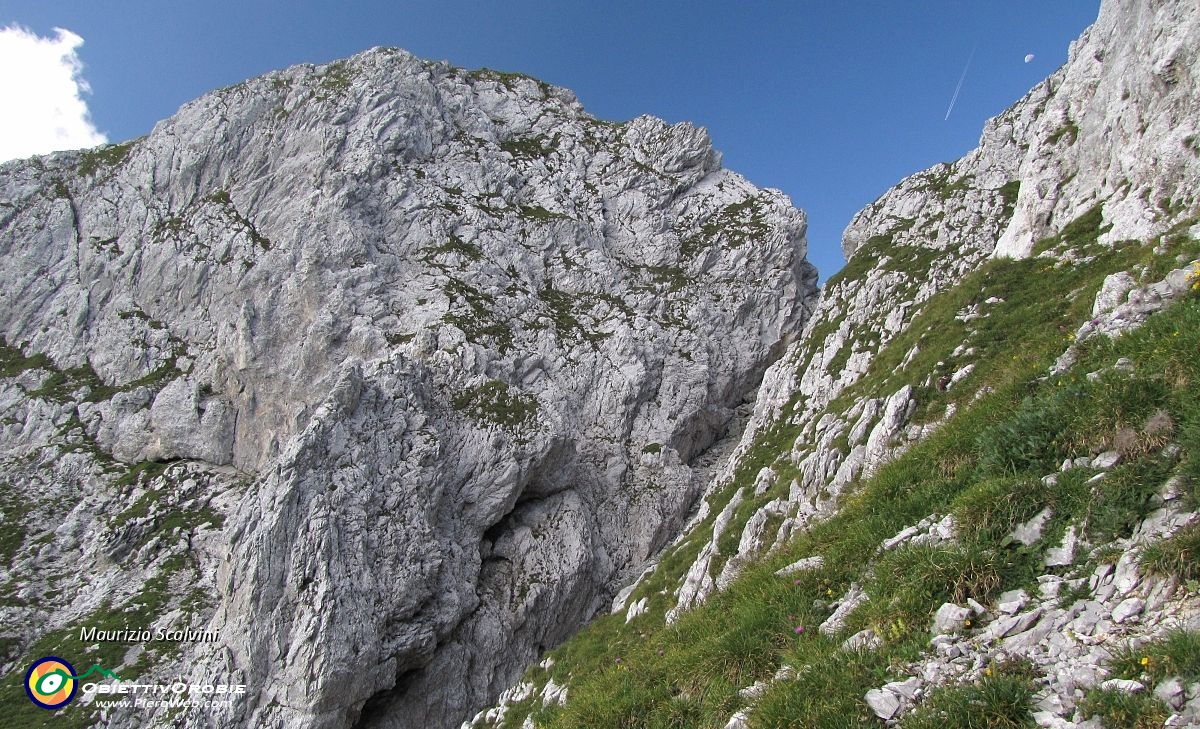 33 Ecco il versante nord del Visolo, la scia dell'aereo punta dritta al dosso dove termina la ferrata....JPG